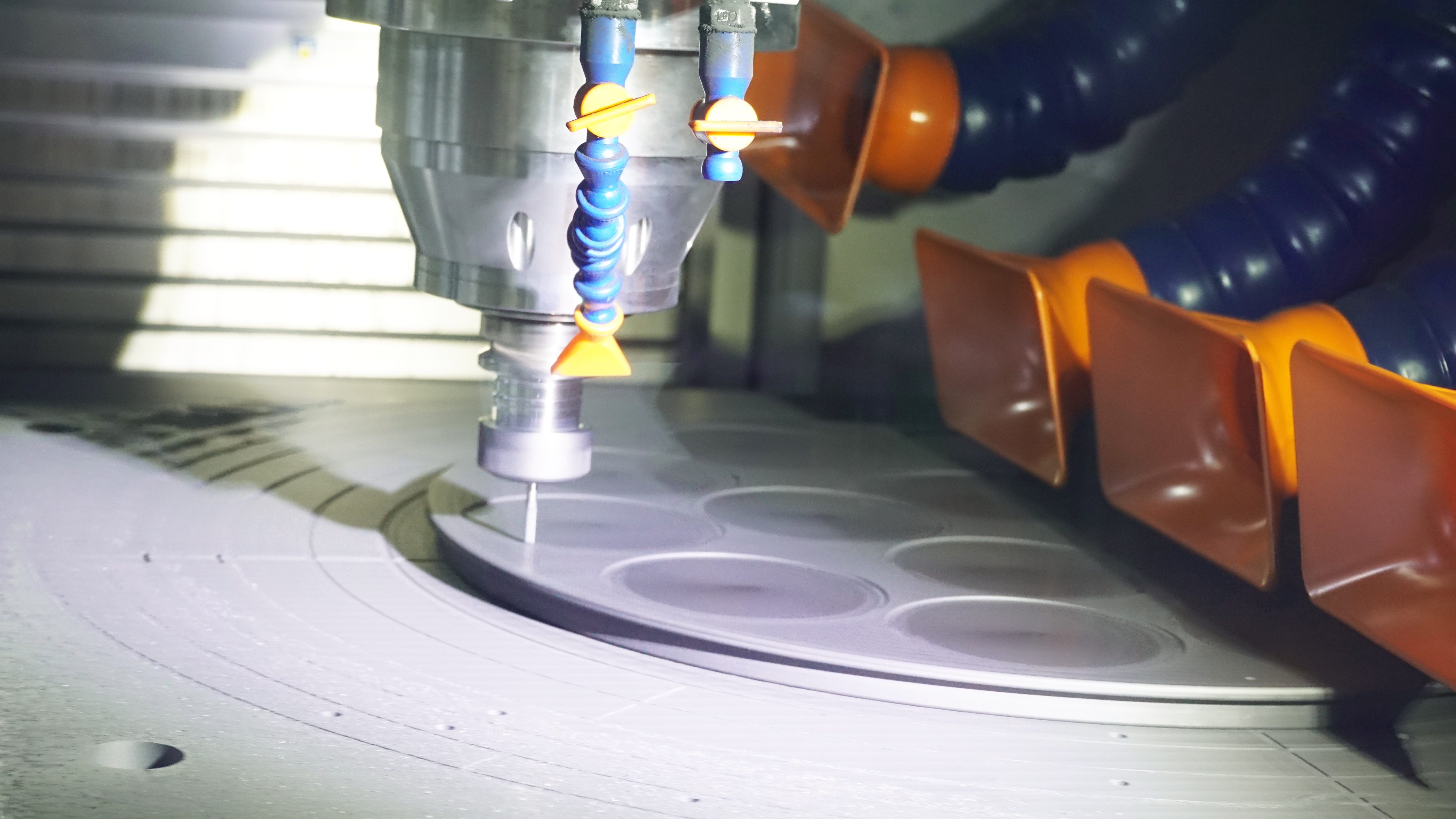 Ceardlann Meaisínithe Beachtais Inside VETEK CNC: Fondúireacht Comhpháirteanna Leathsheoltóra Ard-íonachta a Thógáil
